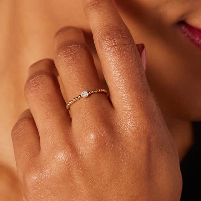 14K geelgouden ring 7 diamanten 0,025ct bolletjes.