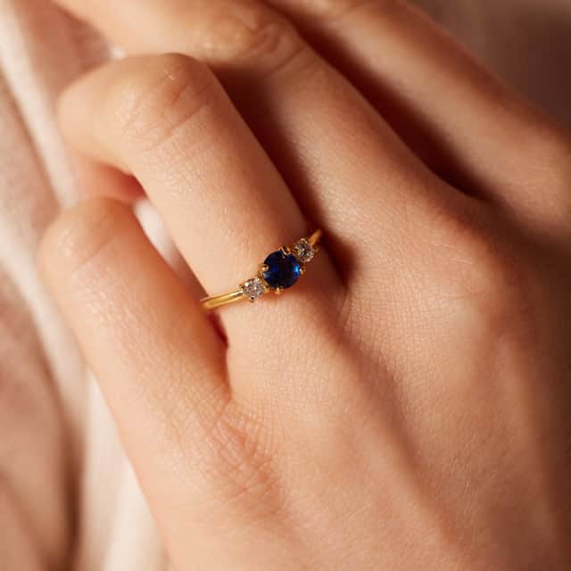 Stainless steel goldplated vintage ring met blauwe zirkonia