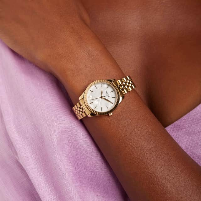 Regal horloge met goudkleurige stainless steel band