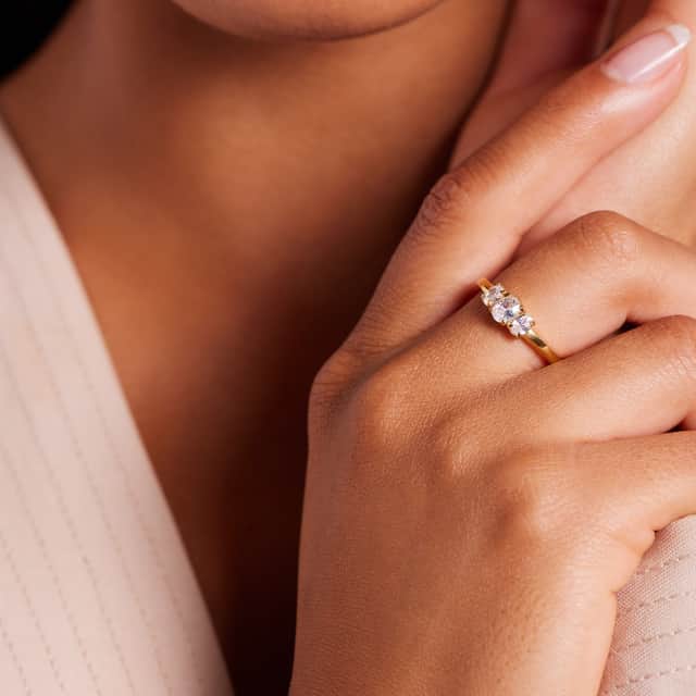 Stainless steel goldplated vintage ring met drie witte stenen