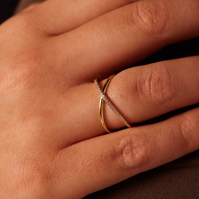 Zilveren goldplated ring gekruist met zirkonia
