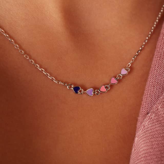 Zilveren ketting gekleurde emaille hartjes