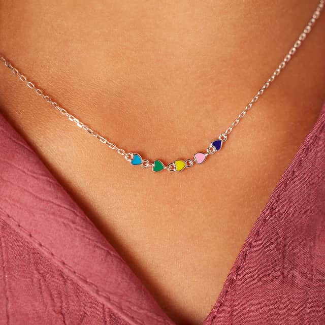 Zilveren ketting gekleurde emaille hartjes