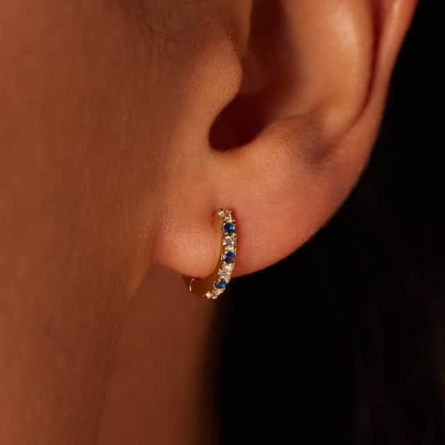 Zilveren goldplated oorringen met blauwe en witte zirkonia