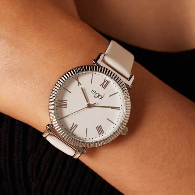 Regal horloge pantone kleur wit