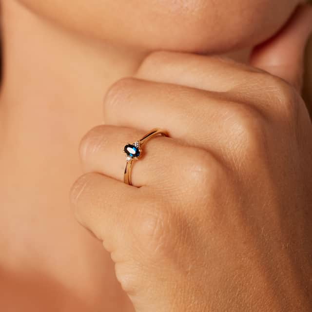 14 karaat geelgouden ring met saffier en diamant 0,024ct