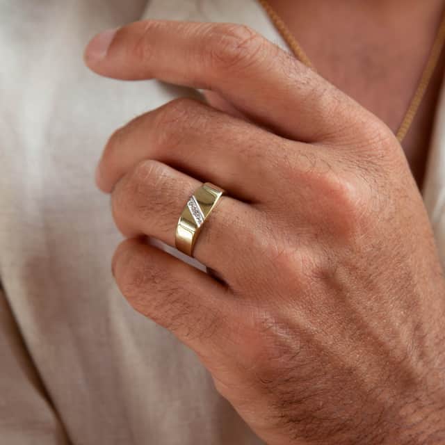 14 karaat geelgouden zegelring met diamant 0.01ct