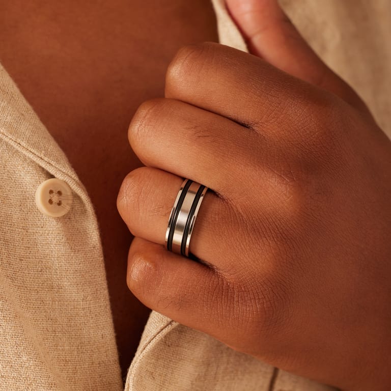Gerecycleerd stainless steel herenring met zwarte accenten