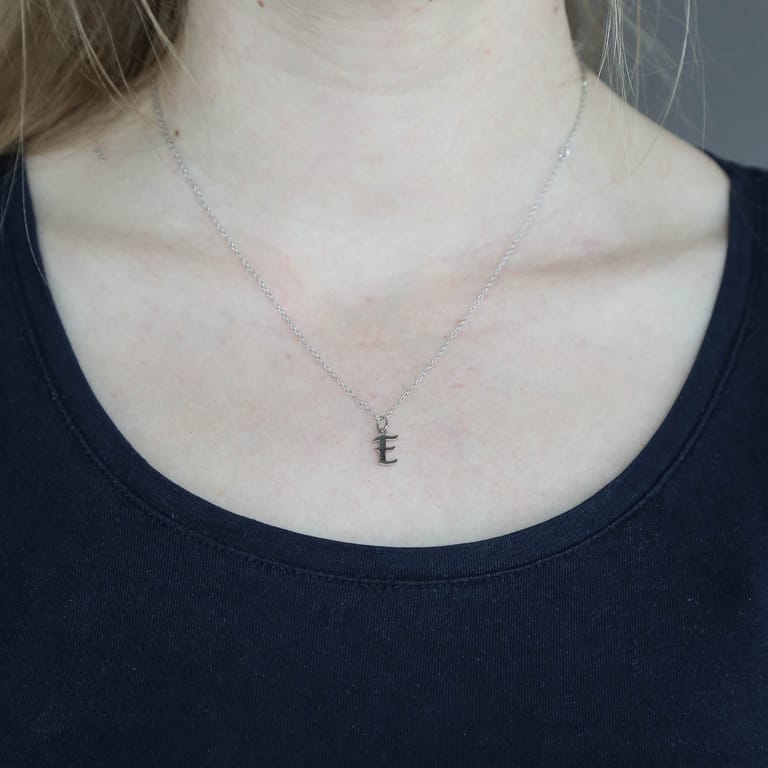 Silberner Buchstabenanhänger E