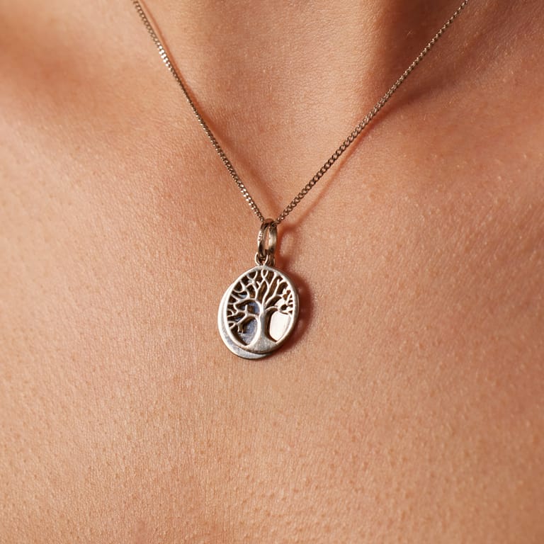 Zilveren collier met hanger levensboom voor dames
