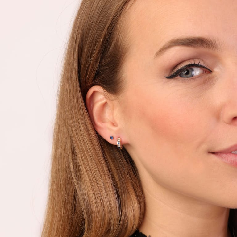 14 karaat geelgouden oorknoppen met wit en blauw zirkonia voor dames
