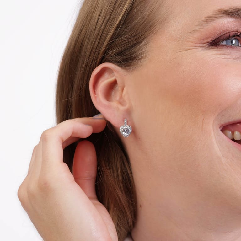 Zilveren oorhangers hart met zirkonia voor dames