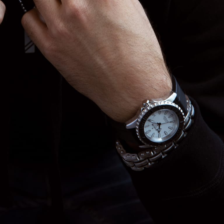 Gerecycleerd stainless steel armband mat/glans met zwarte accenten