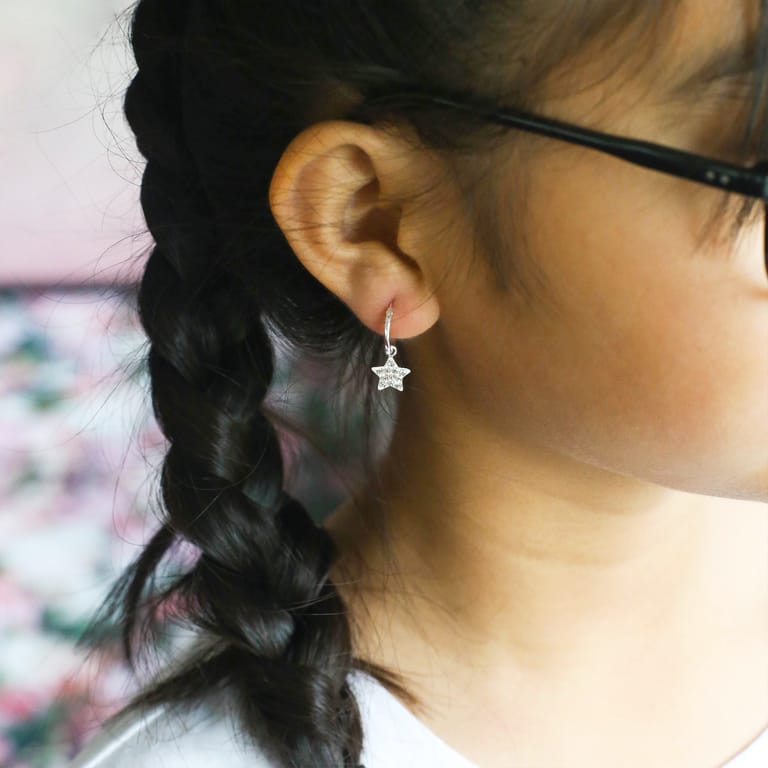 Zilveren kinderoorbellen ster wit kristal