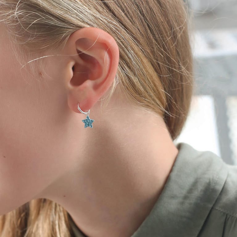 Zilveren kinderoorbellen ster met aqua kristal