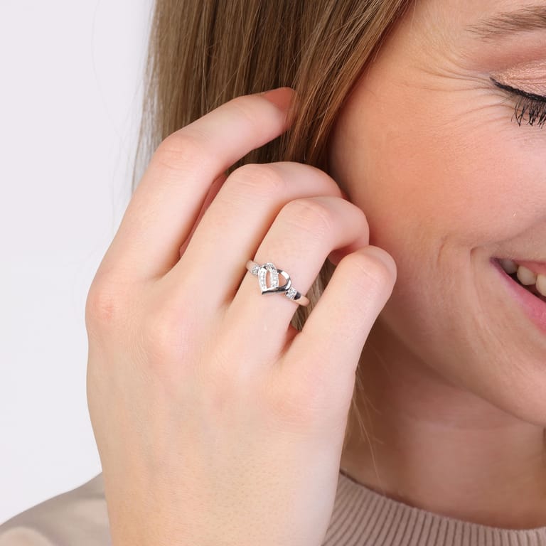 14 karaat Witgouden ring hart 9 diamanten 0,05ct