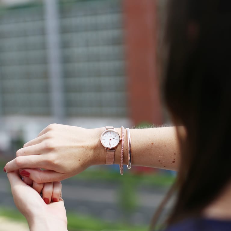 Regal mesh horloge met rosekleurige band