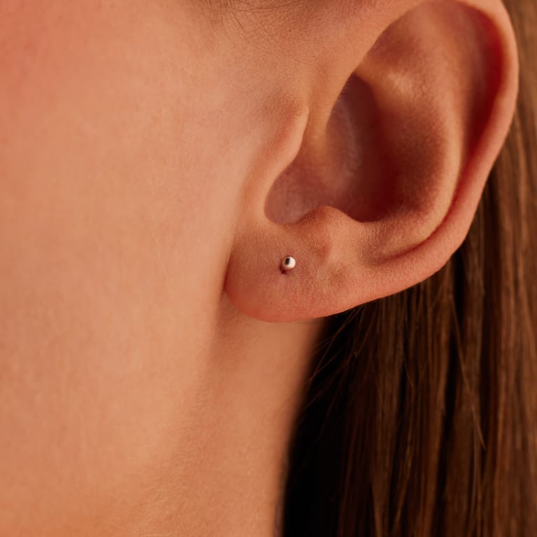 Zilveren oorknoppen bol rhodiumplated 2mm voor dames