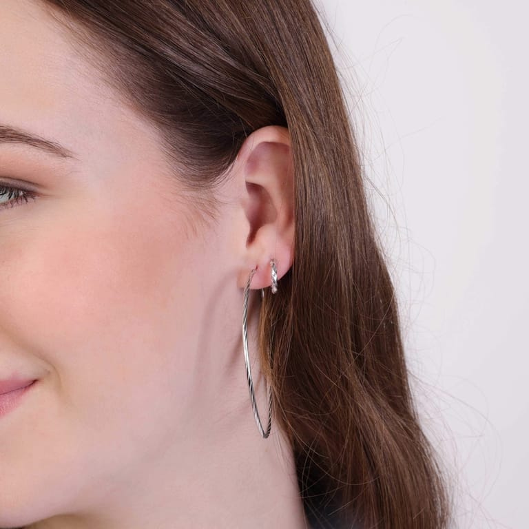 Zilveren oorringen gedraaid rhodiumplated voor dames