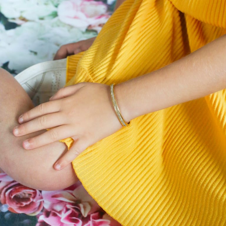 Stalen goldplated kinderarmband bangle met kristal