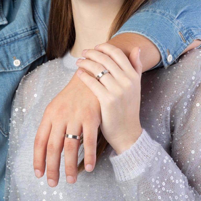 Silberner Freundschaftsring für Damen ,,Budapest" mit Zirkoniasteinen