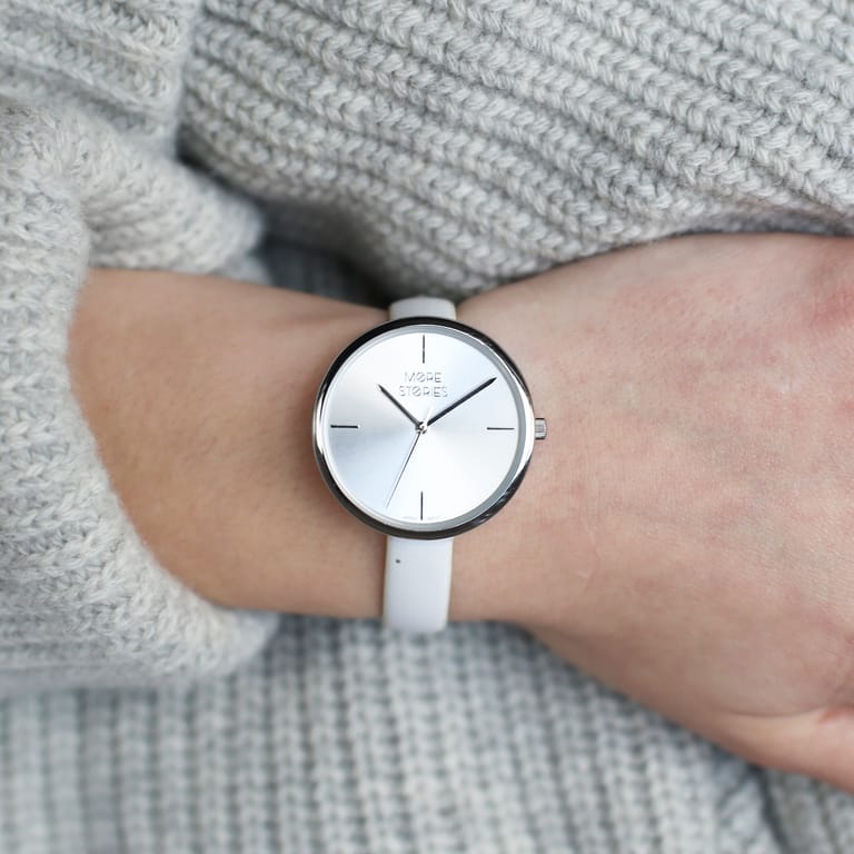 More Stories horloge met een witte leren band