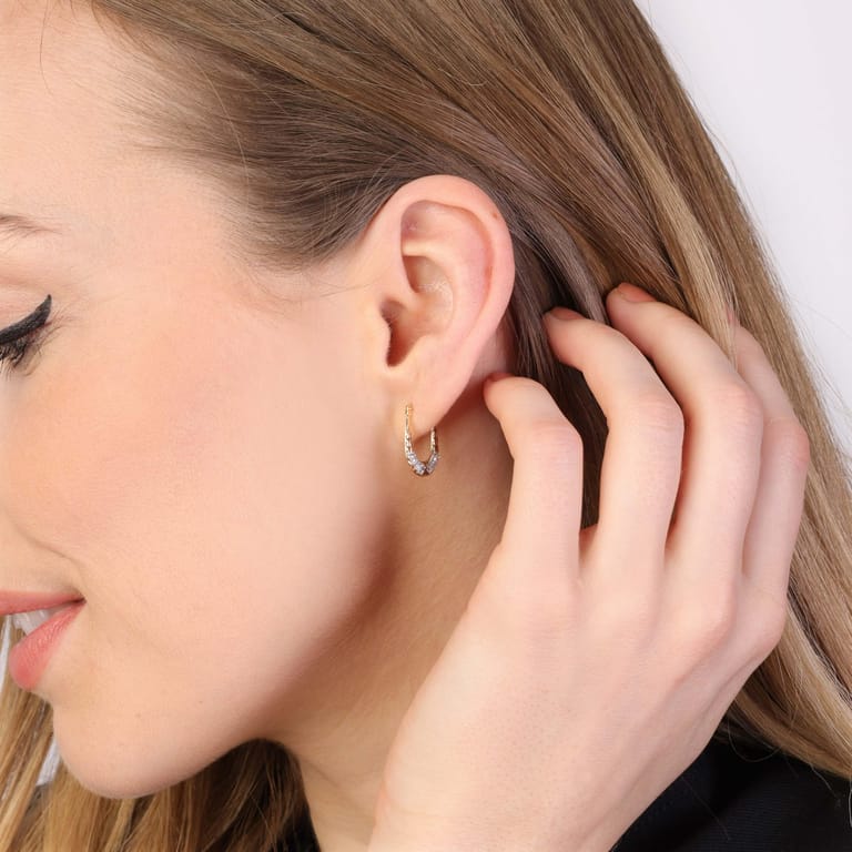 Ohrringe aus 375 Gold, oval, mit Kristall