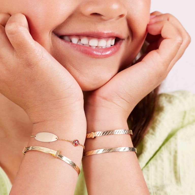 9 Karaat bewerkte kinderbangle