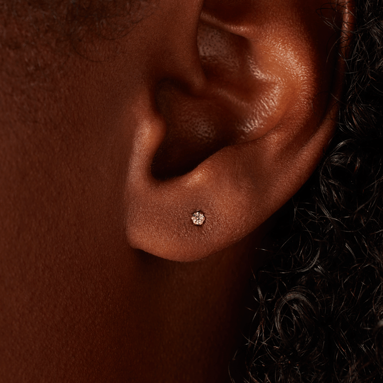 Runde 585 Gelbgold-Ohrringe mit Zirkonia, 2 mm