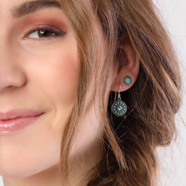 Zilveren oorknoppen rond turquoise Bali voor dames