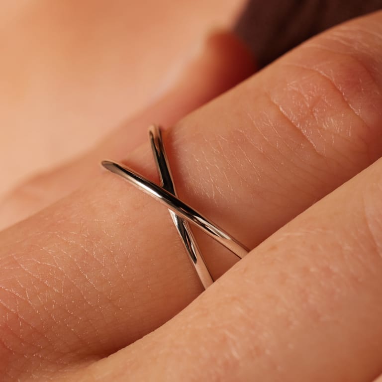 Zilveren ring gekruist rhodiumplated