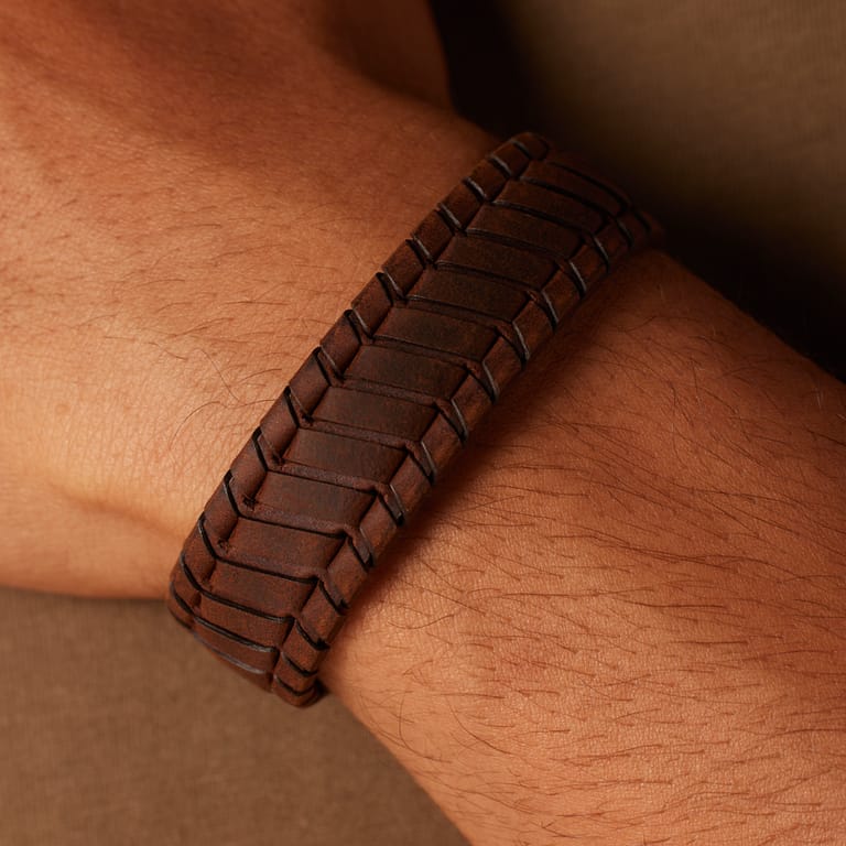 Herrenarmband aus Edelstahl und dunkelbraunem Leder