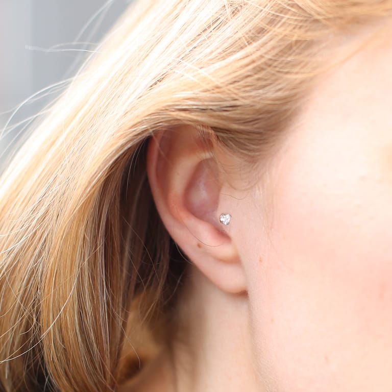 Stainless steel traguspiercing met hart zirkonia