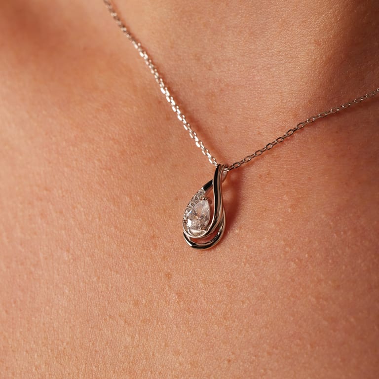 Zilveren ketting met hanger druppel zirkonia voor dames