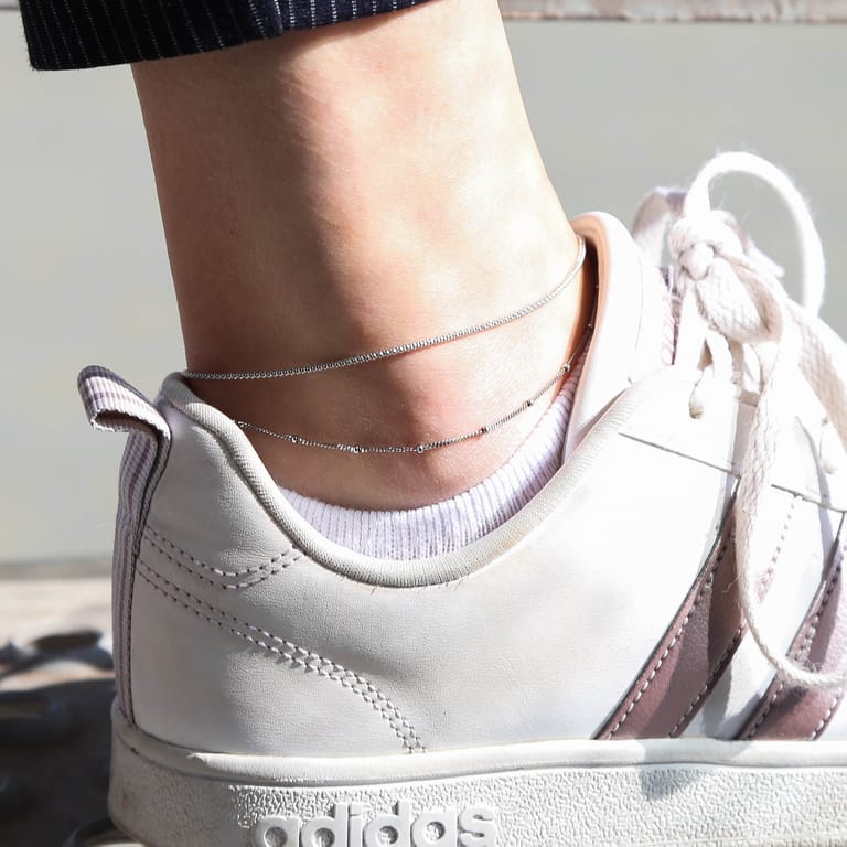 Gerecycled zilveren enkelband dubbel bolletjes
