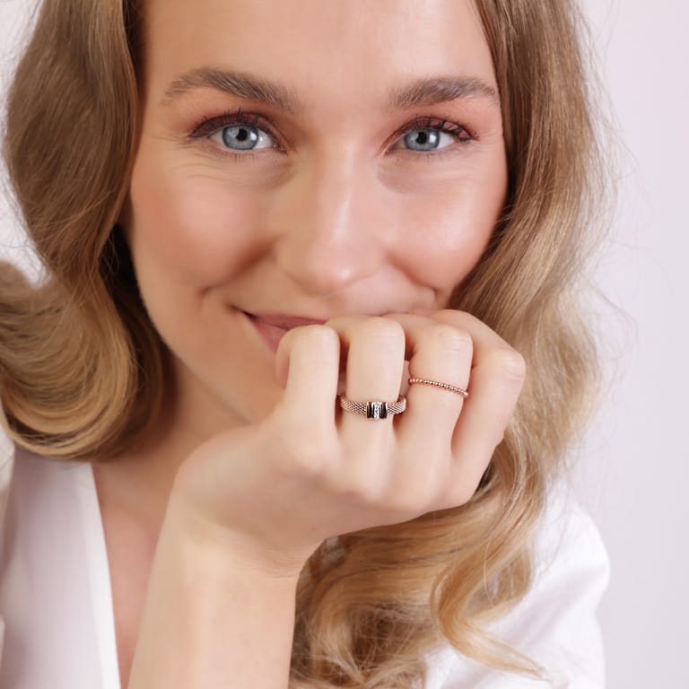 Ring aus rotvergoldetem Edelstahlmesh mit Kristall