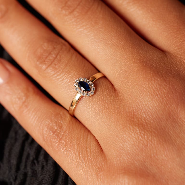 Ovaler Ring aus 585 Gold mit Zirkonia