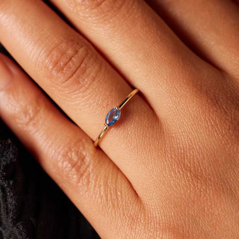 14 karaat geelgouden ring markies licht blauw