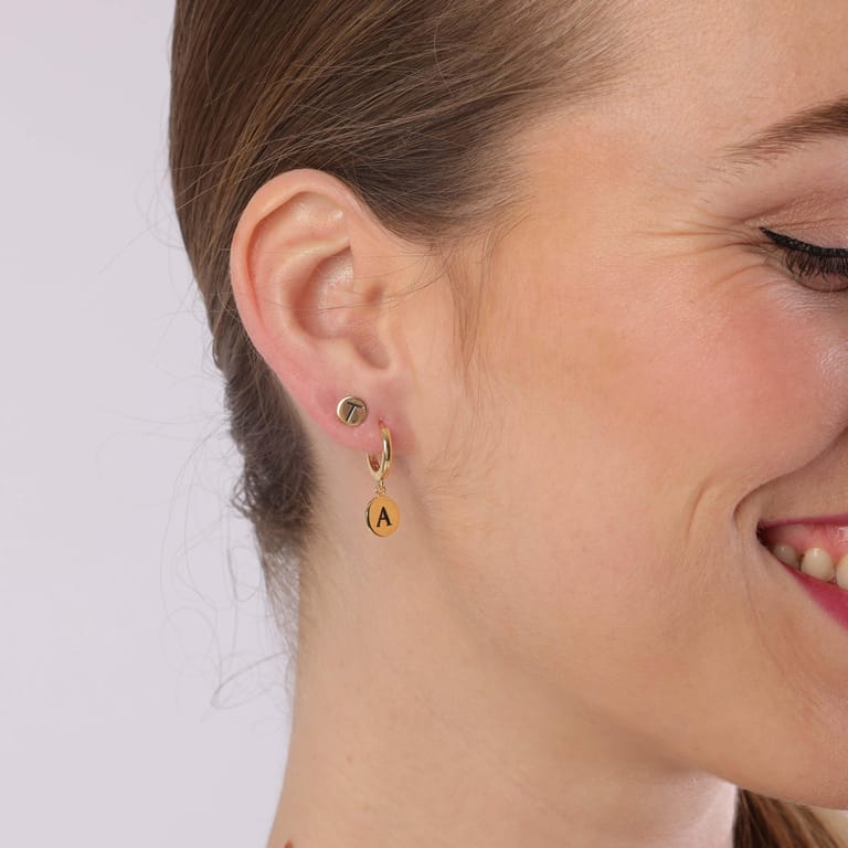 Zilveren oorbellen goldplated disc alfabet