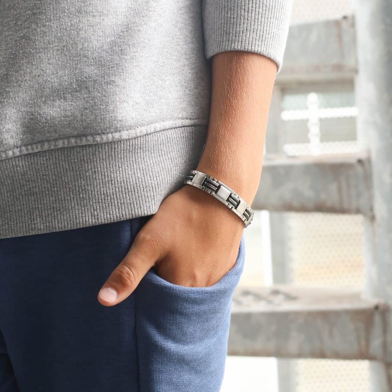 Stainless steel jongensarmband met zwarte accenten