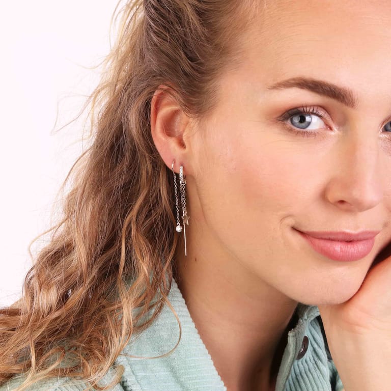 Zilveren oorbellen doortrek met zirkonia voor dames