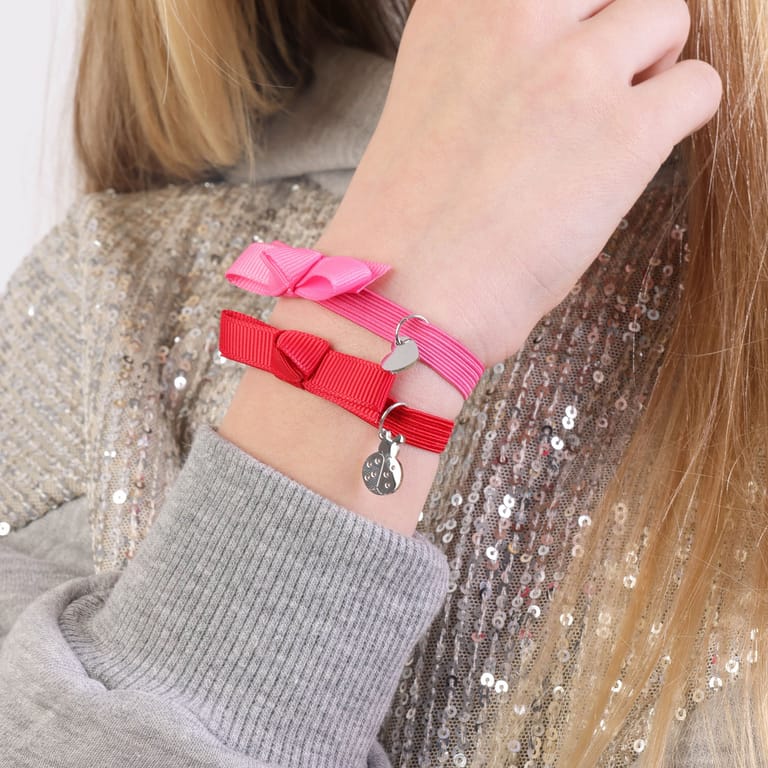 Elastisches Kinderarmband in Rot mit Marienkäfer-Anhänger
