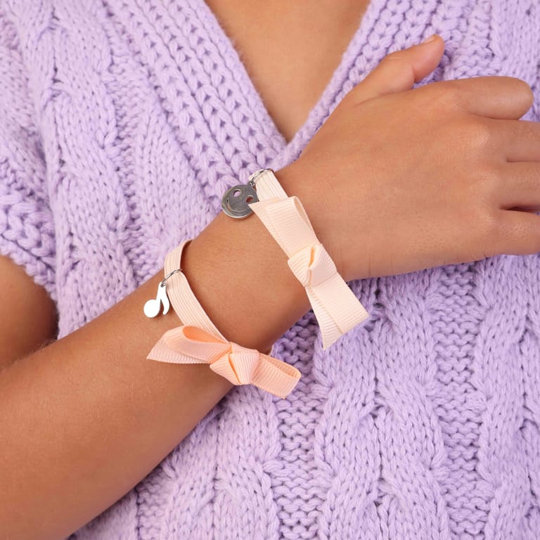 Elastisches Kinderarmband in Pfirsich mit Noten-Anhänger