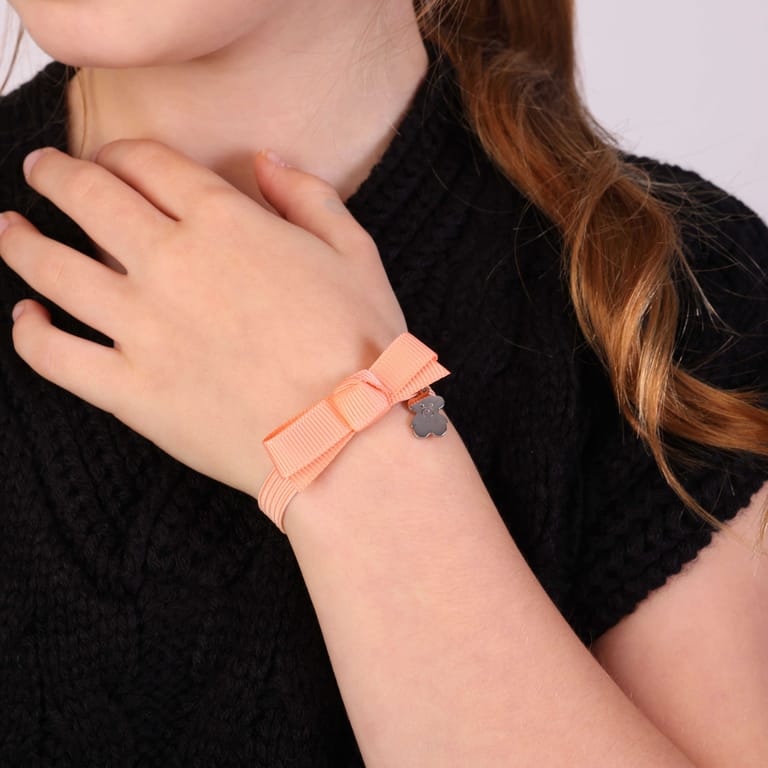 Elastisches Kinderarmband in Pfirsich mit Bär-Anhänger