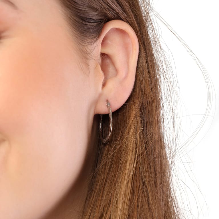 Gerecycled stalen oorbellen bewerkt