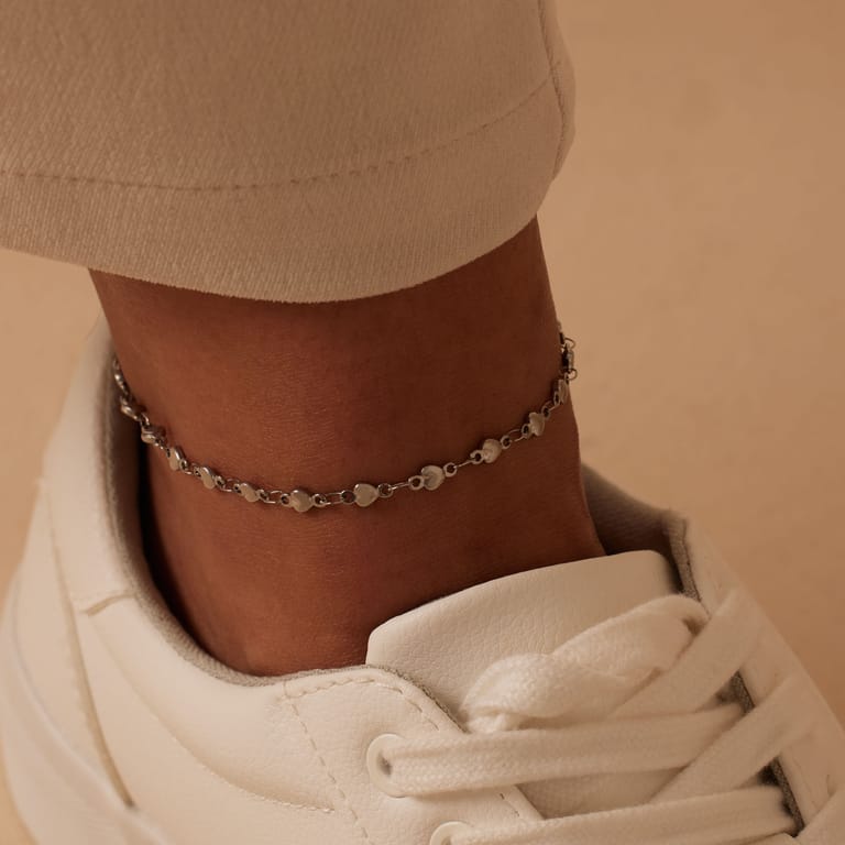 Gerecycled stainless steel enkelband met hartjes