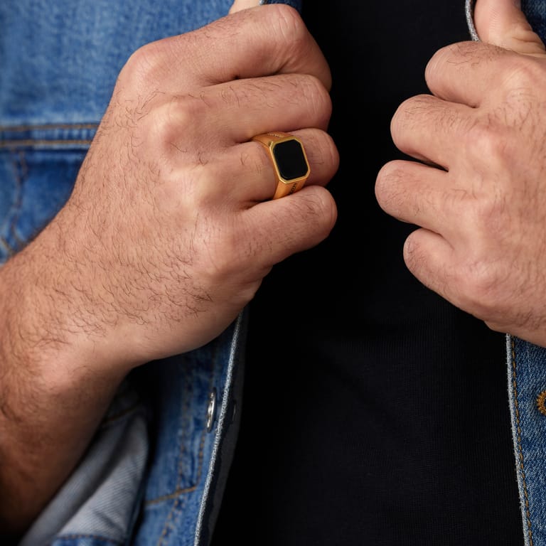 Gerecycleerd stainless steel goldplated heren zegelring zwart