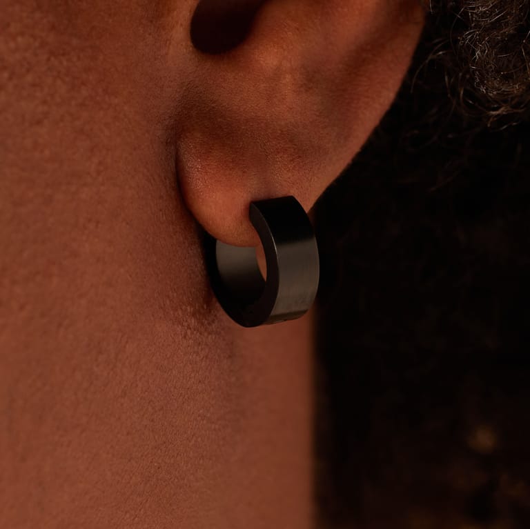 Gerecycled stainless steeloorringen zwart mat voor heren
