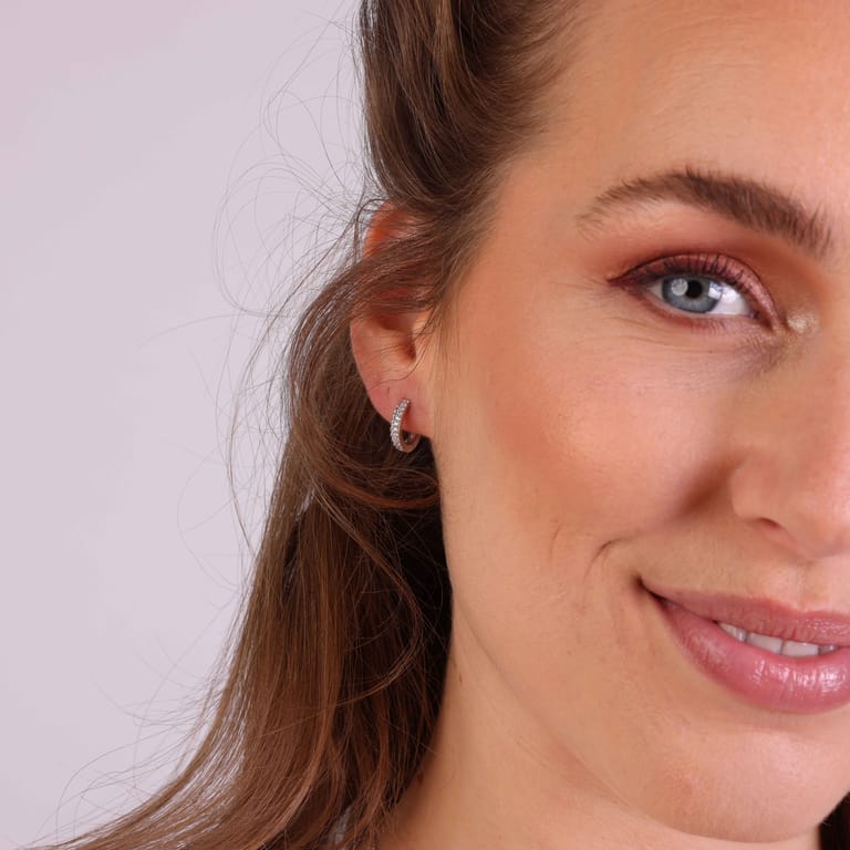 Zilveren oorringen gedraaid met zirkonia voor dames