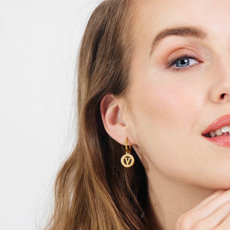 Stalen goldplated oorbellen met letter - V